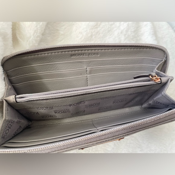 Michael Kors zip around Wallet GUC - Picture 4 of 8